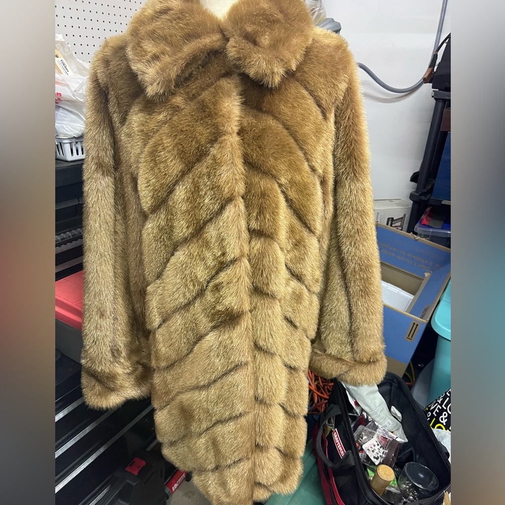 Terry Lewis faux fur coat in new condition without tags women’s Small